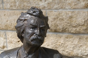 314-0952 Dubuque IA - Mississippi River Museum - Gary Price - Mark Twain Bench